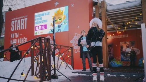 Артисты и блогеры проводили зиму на катке вместе с героями «Живого гаража»