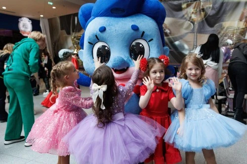 «ЯРКО» дракошно отметила 8 Марта в ТРЦ «Океания»