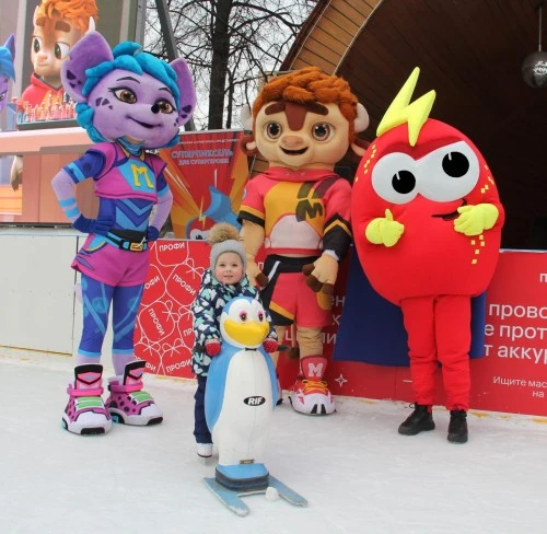 СуперПиксель и его друзья устроили Мастер-класс по фигурному катанию в центре Москвы!