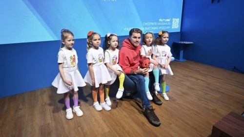 В павильоне «Газпром» на ВДНХ прошла творческая встреча с Олегом Роем