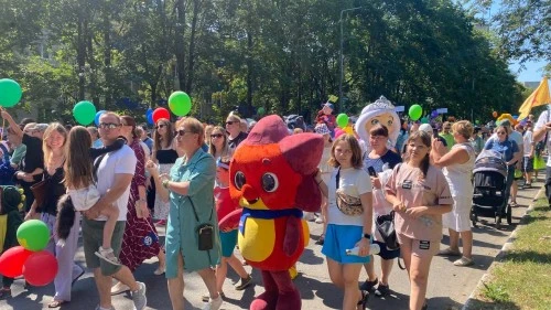 Дракоши приняли участие в шествии кукол телеканала «О!»